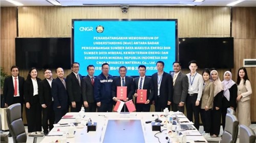 ӡ���ܿ�������Դ�����־ֳ�Prahoro Yulijanto Nurtjahyoһ�е����ŵ�88������վ��������������˫��ǩ�𡶺�����������¼��